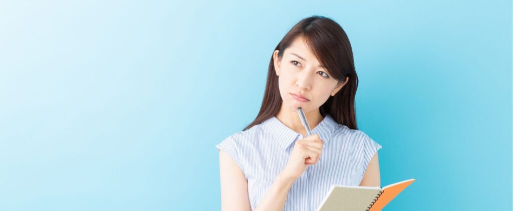 考える女性のイメージ